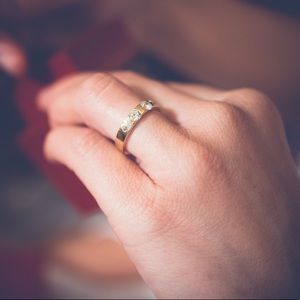 Wedding band. Custom. 18K gold with 8 diamonds.